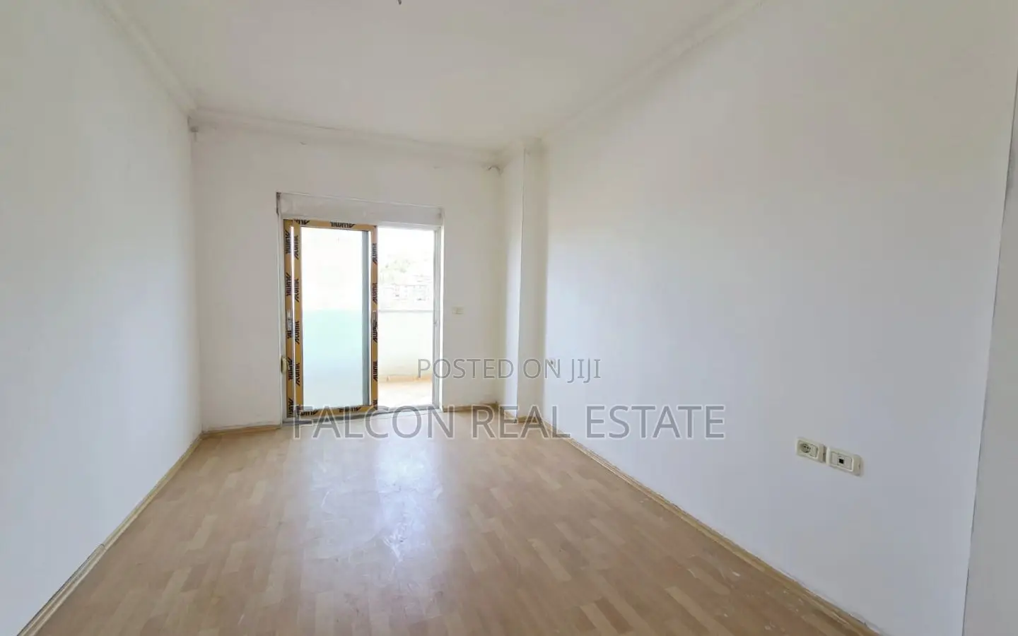 Shitet apartament 2+1 -Tek Trekëndëshi