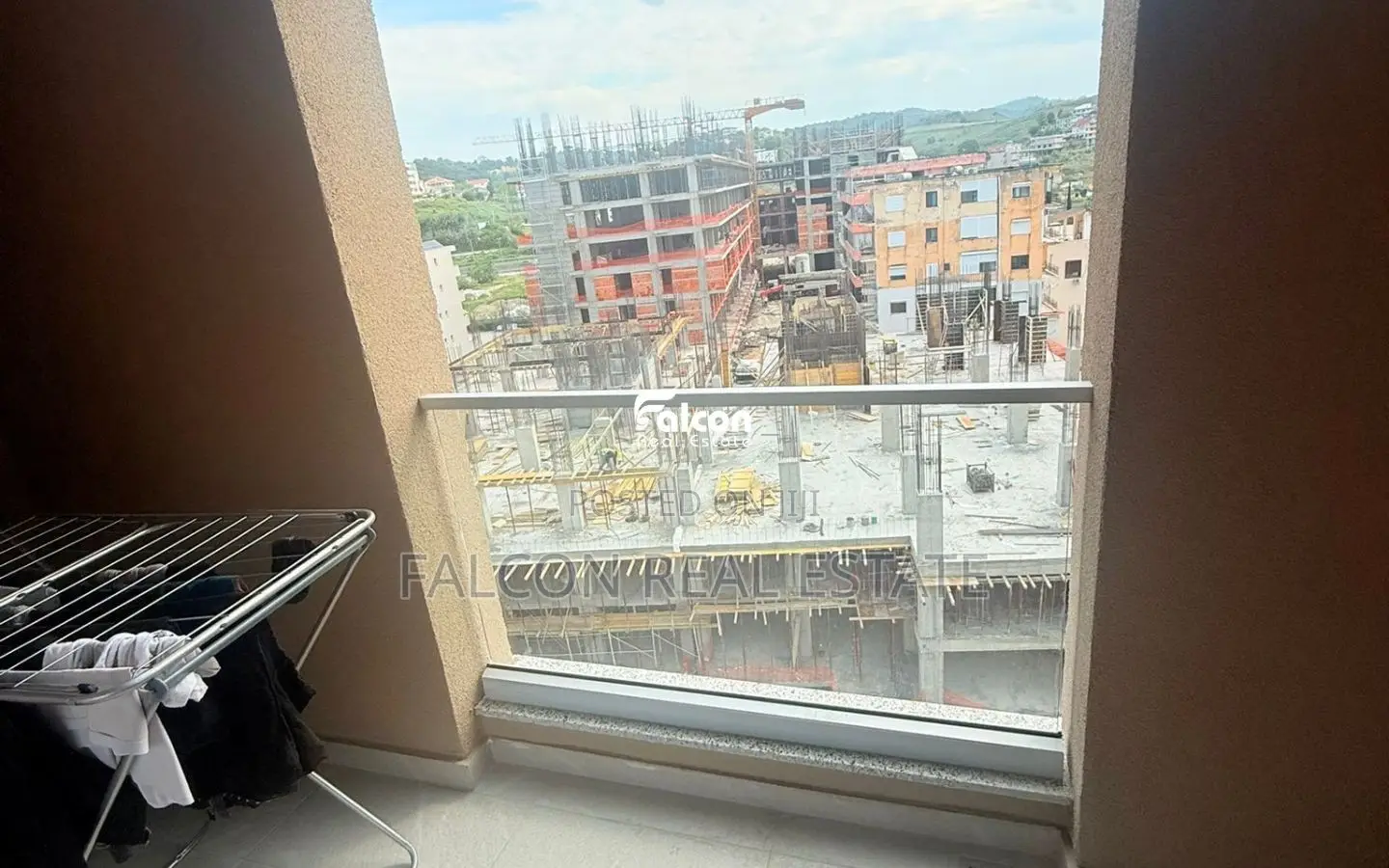 Shitet apartament 1+1 në Golem !!
