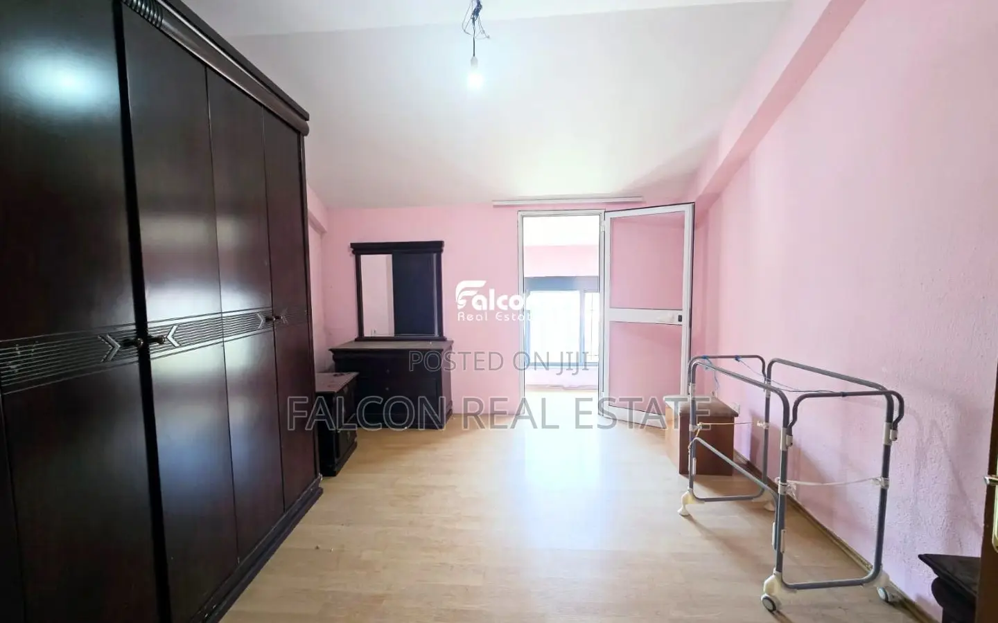 Shitet apartament 1+1-Lagjja 7, tek ish-Bashkia
