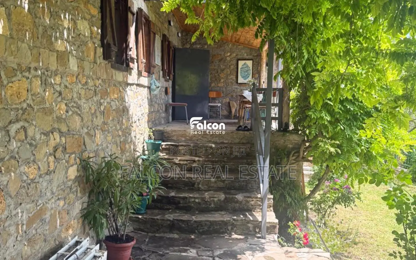 Shitet shtëpi private në Dardhë, Korçë