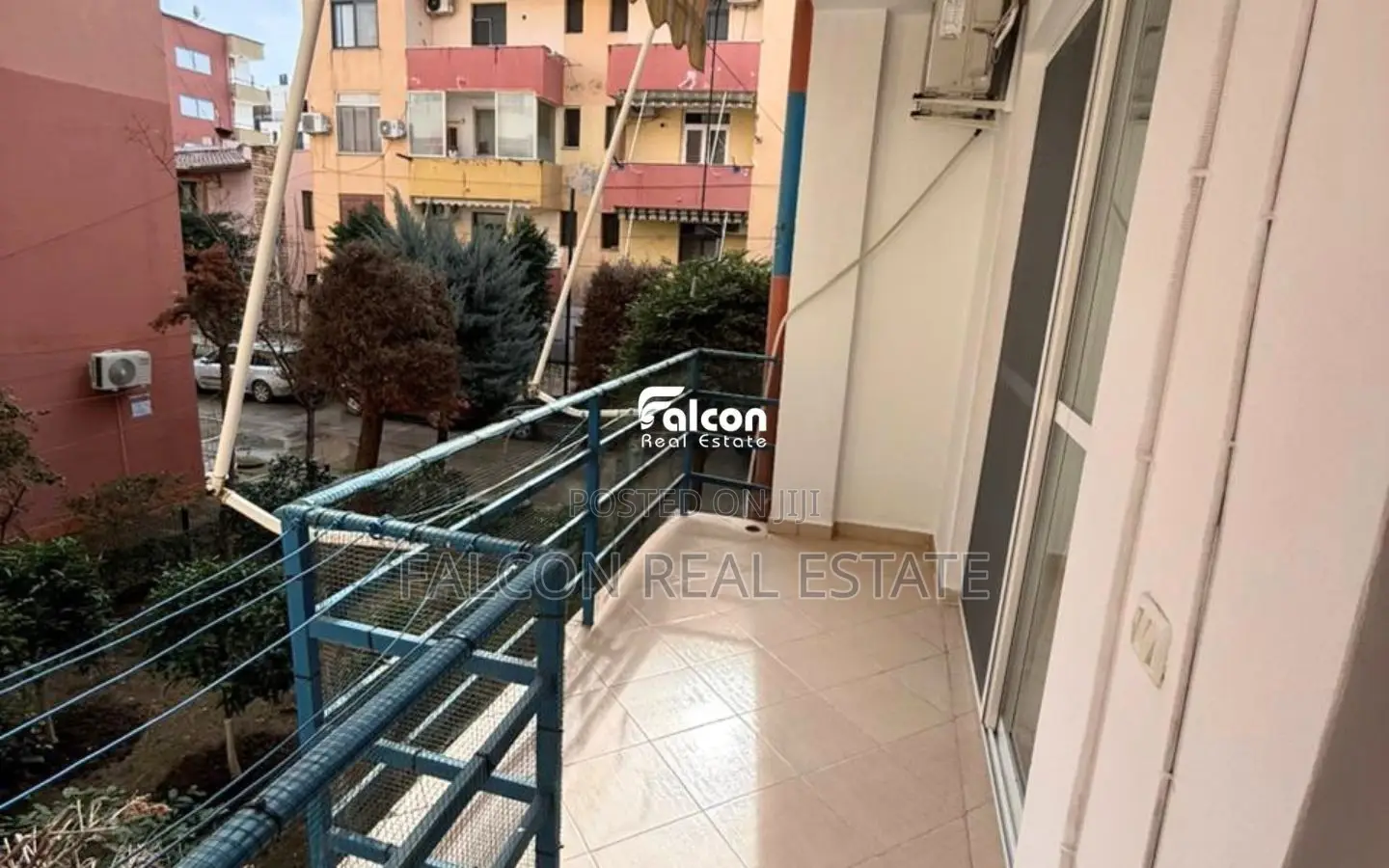 Shitet apartament 1+1 në Golem, në Kompleksin Alb Adriatik, vetëm 100 