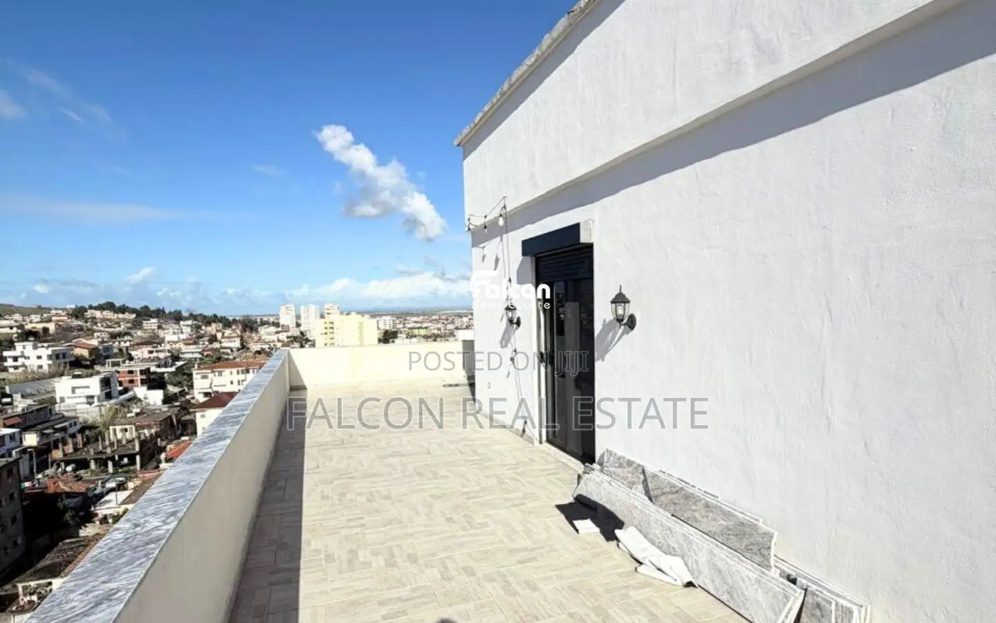 Shitet Apartament 2+1+2 me Verandë, në Zonën e Spitalit, Durrës !!