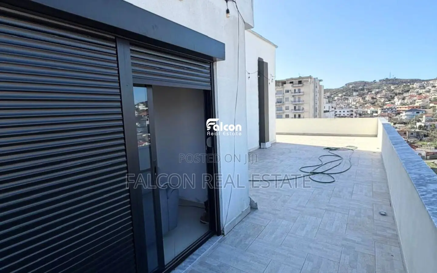 Shitet Apartament 2+1+2 me Verandë, në Zonën e Spitalit, Durrës !!