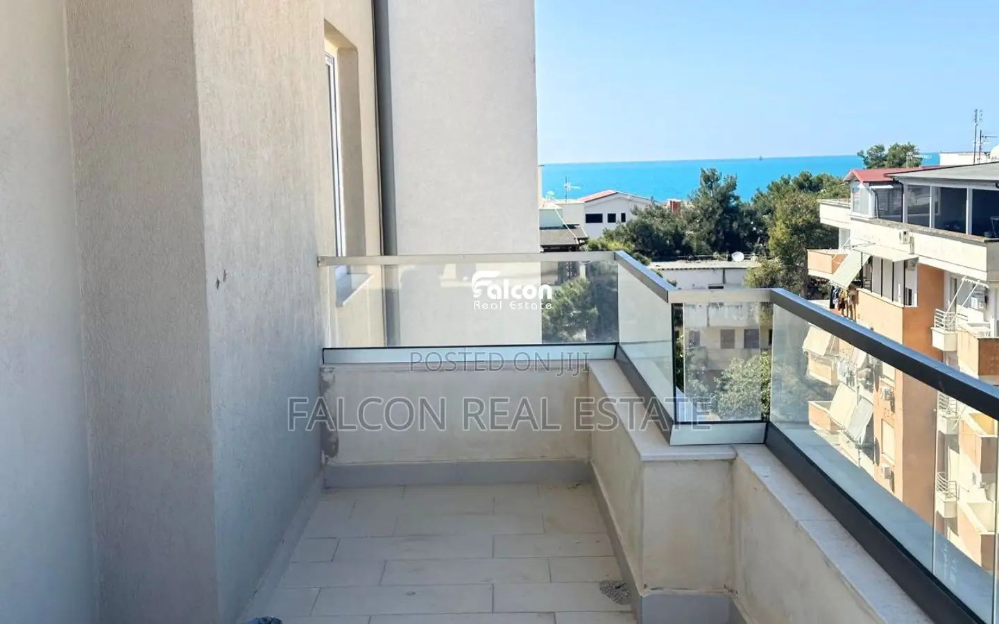 Shitet apartament 2+1 me 2 tualete në Golem