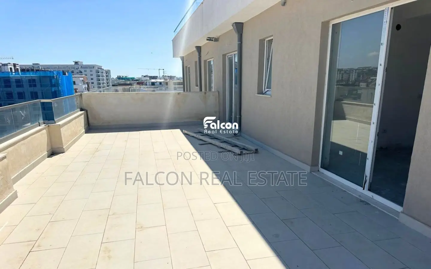 Shitet apartament 2+1 me 2 tualete në Golem