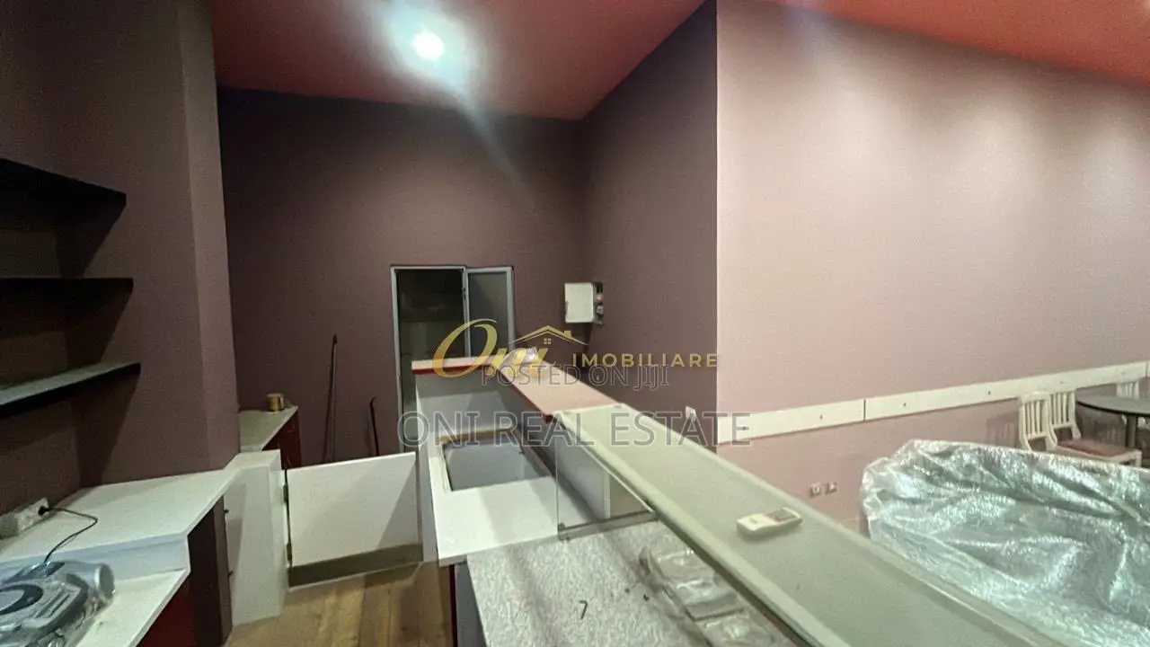 Store to rent Wilson Square (Tirana - city)