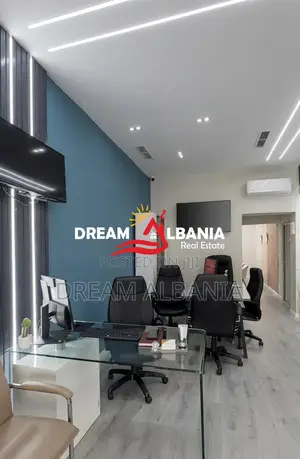 Jepet Me Qera Ambient Biznesi Buze Rruge tek Komuna e Parisit(ID 42711
