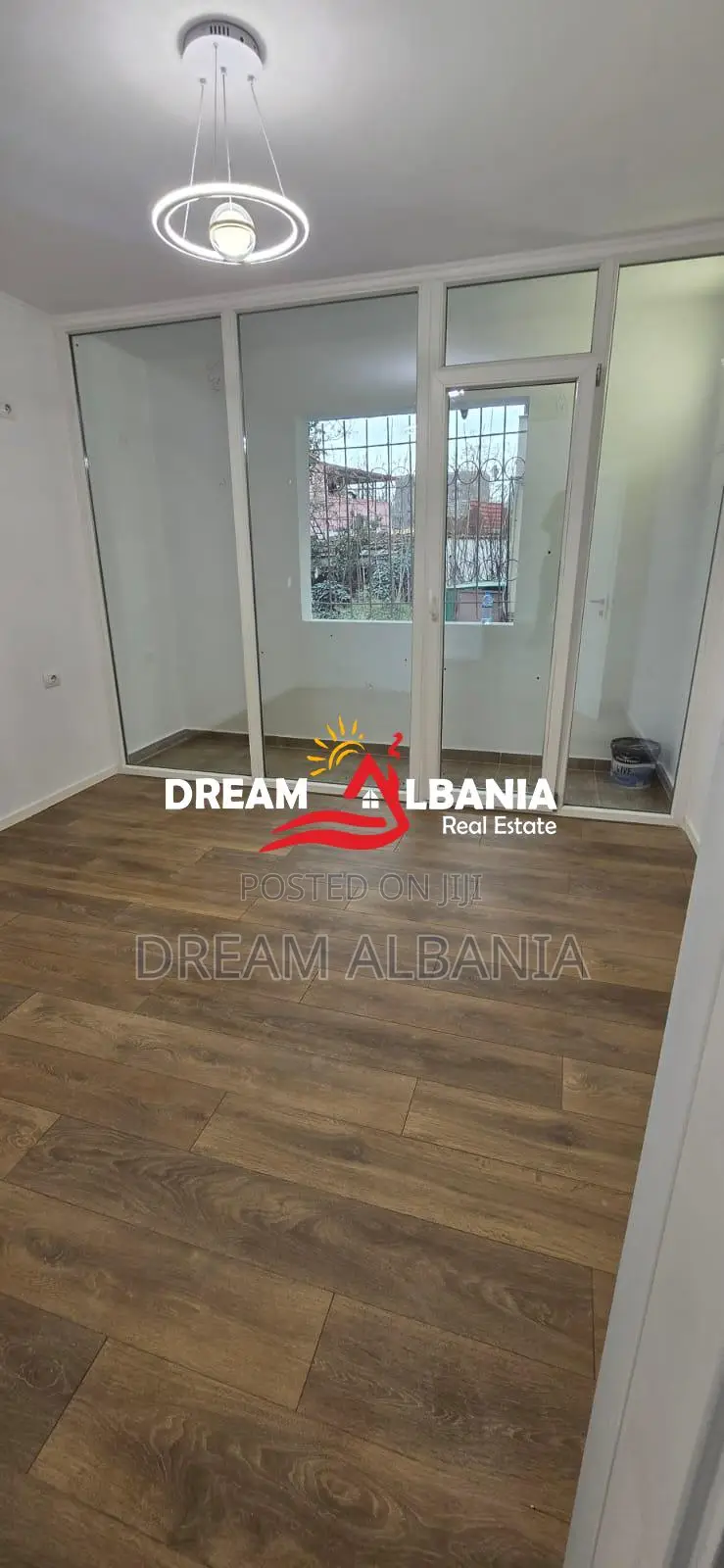 Apartament 1+1 ne Shitje tek Bulevardi Bajram Curri, prane Shkolles 1 
