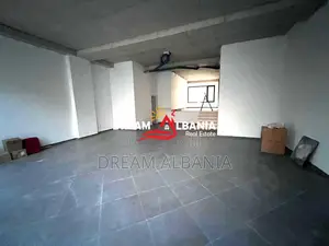 Dyqan ne shitje tek Bulevardi Zogu 1 prane Mullirit te Vjeter ne Tiran