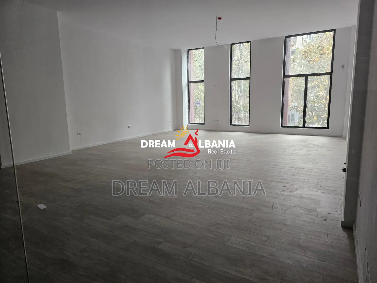 Ambient Komercial/Dyqan me qera ne rrugen e Kavajës tek Garden Buildin