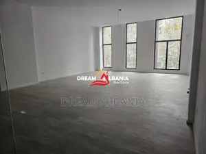 Ambient Komercial/Dyqan me qera ne rrugen e Kavajës tek Garden Buildin