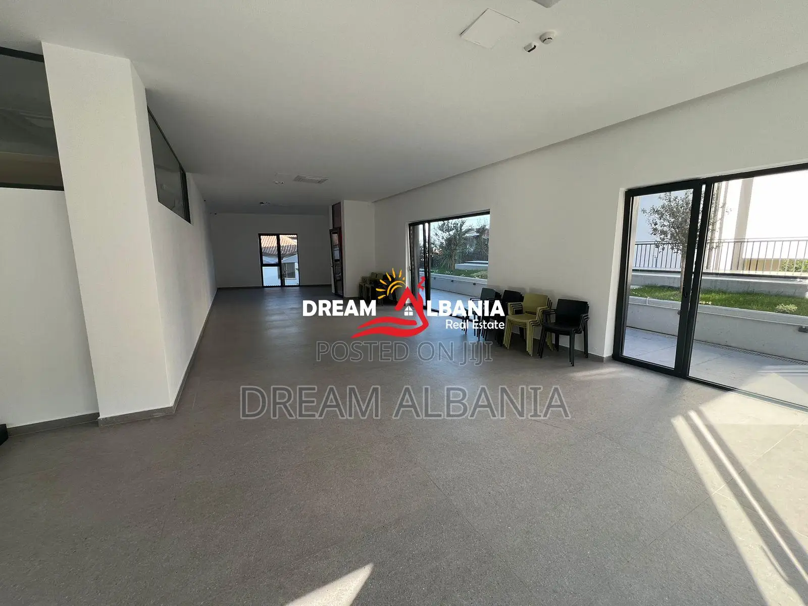 Ambjent zyre me qera tek Ambasada e Paqes ne Tirane (ID 42611187)