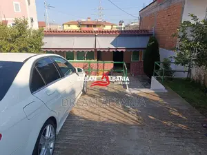 Shtepi Private ne shitje ne Rrugen “Jordan Misja” prane shinave te Tre