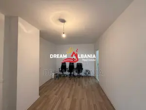 Jepet ambjent me qera te Rruga e Dibres Pran Shkolles se Bashkuar 2+1 