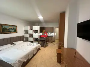 Shiten 2 garsoniere ne rrugen e Durrsit prane Bllokut te Ambasadave (I