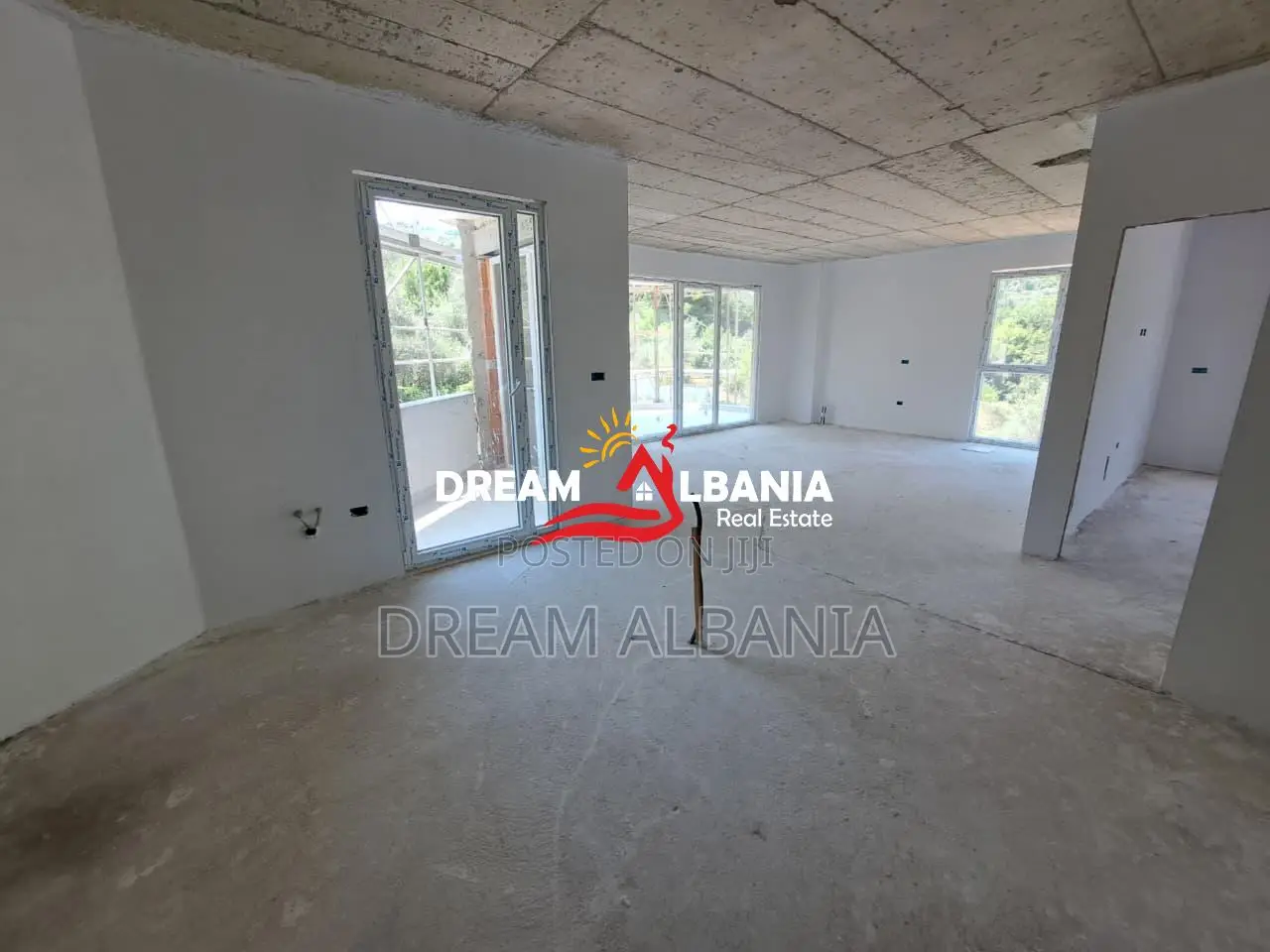 Dubleks 3+1 ne shitje tek liqeni I thate prane Radisson Hotel ne Tiran