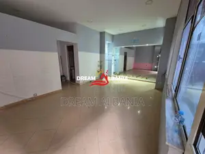 Dyqan ne shitje ne Rrugen Kongresi Manastirit prane Pediatrise ne Tira
