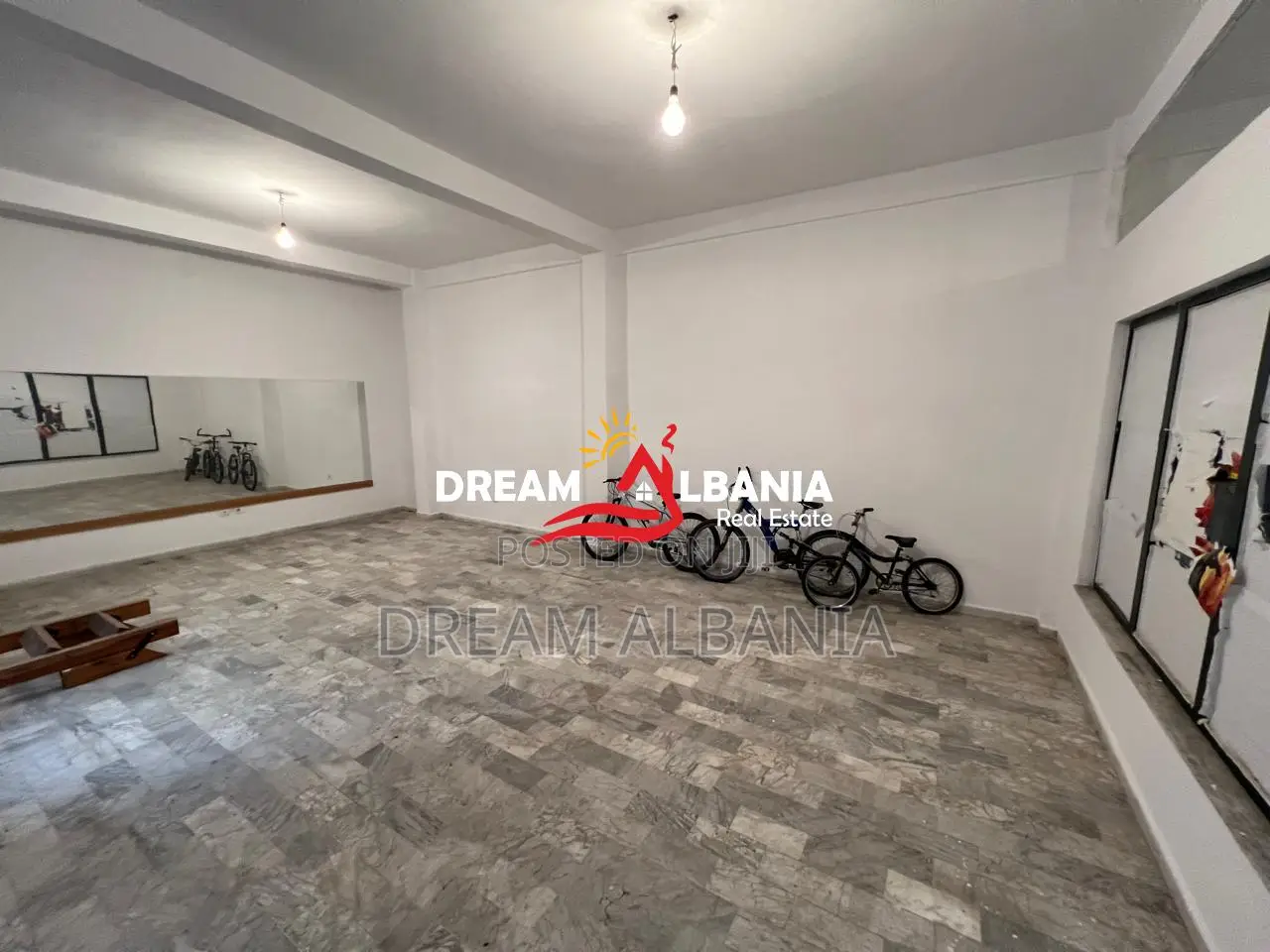 Ambjent Zyre me qera ne Qender te Tiranes tek Rruga e Bogdaneve (ID 42
