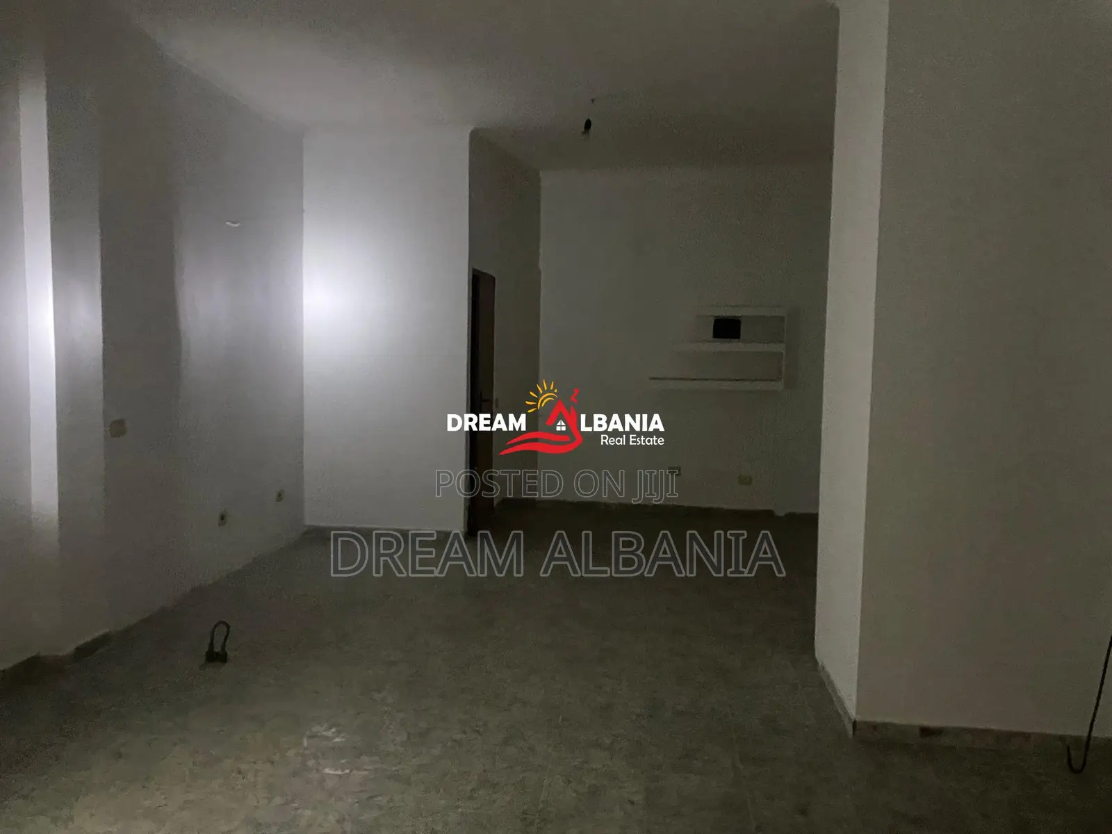 Dyqan/Zyre/Garsonjere per shitje ne zonen e Laprakes tek Rruga Dritan 