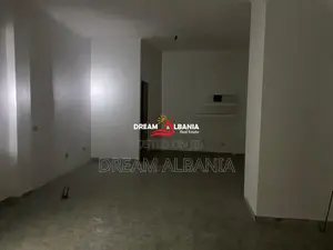 Dyqan/Zyre/Garsonjere per shitje ne zonen e Laprakes tek Rruga Dritan 