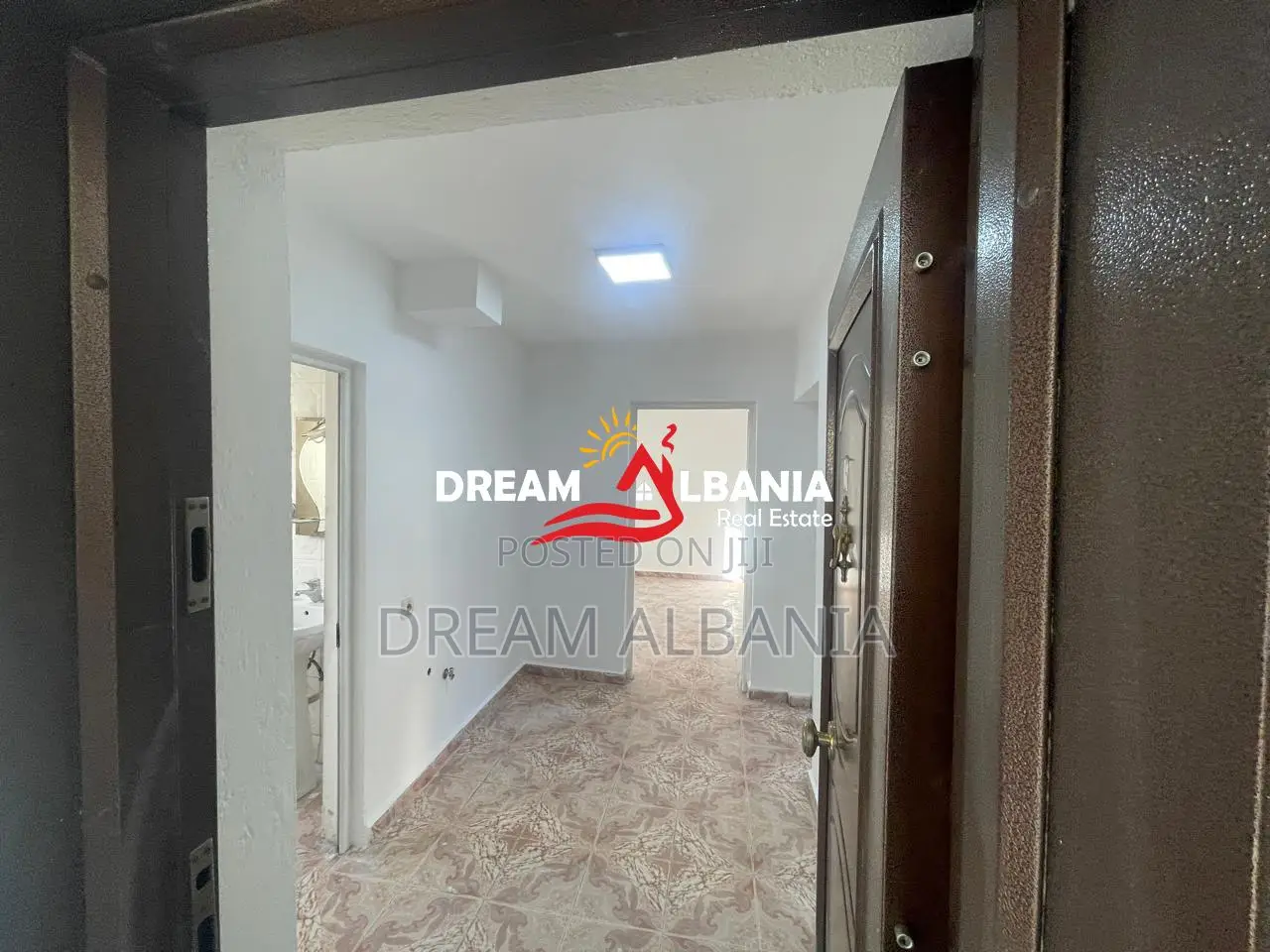 Jepet me Qira Apartament 2+1 në Rrugën Ferit Xhajko (42215622)