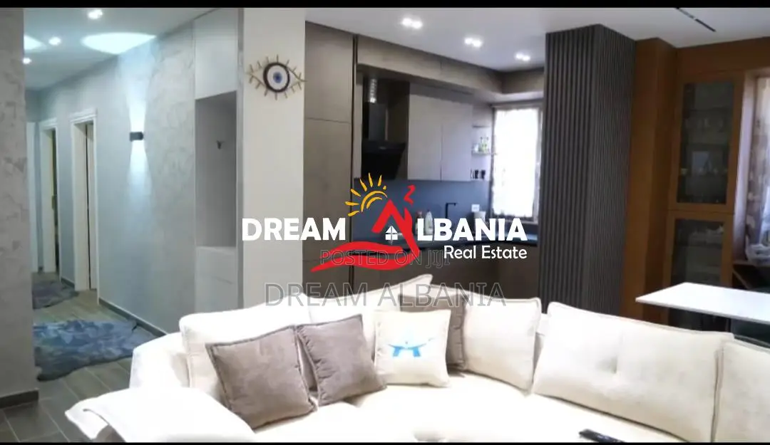 Apartamente me qera 3+1+2wc+verande te Shkolla e Bashkuar, prane Minis
