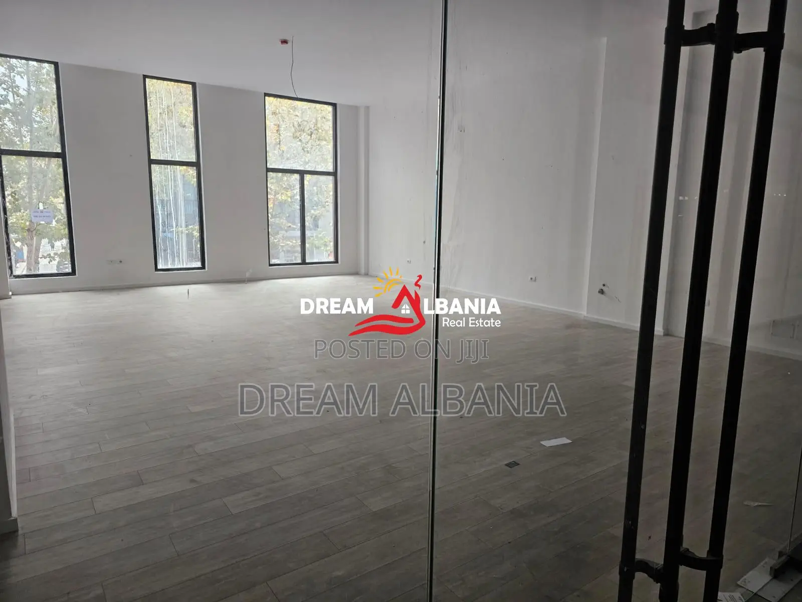 Ambient Komercial/Dyqan me qera ne rrugen e Kavajës tek Garden Buildin
