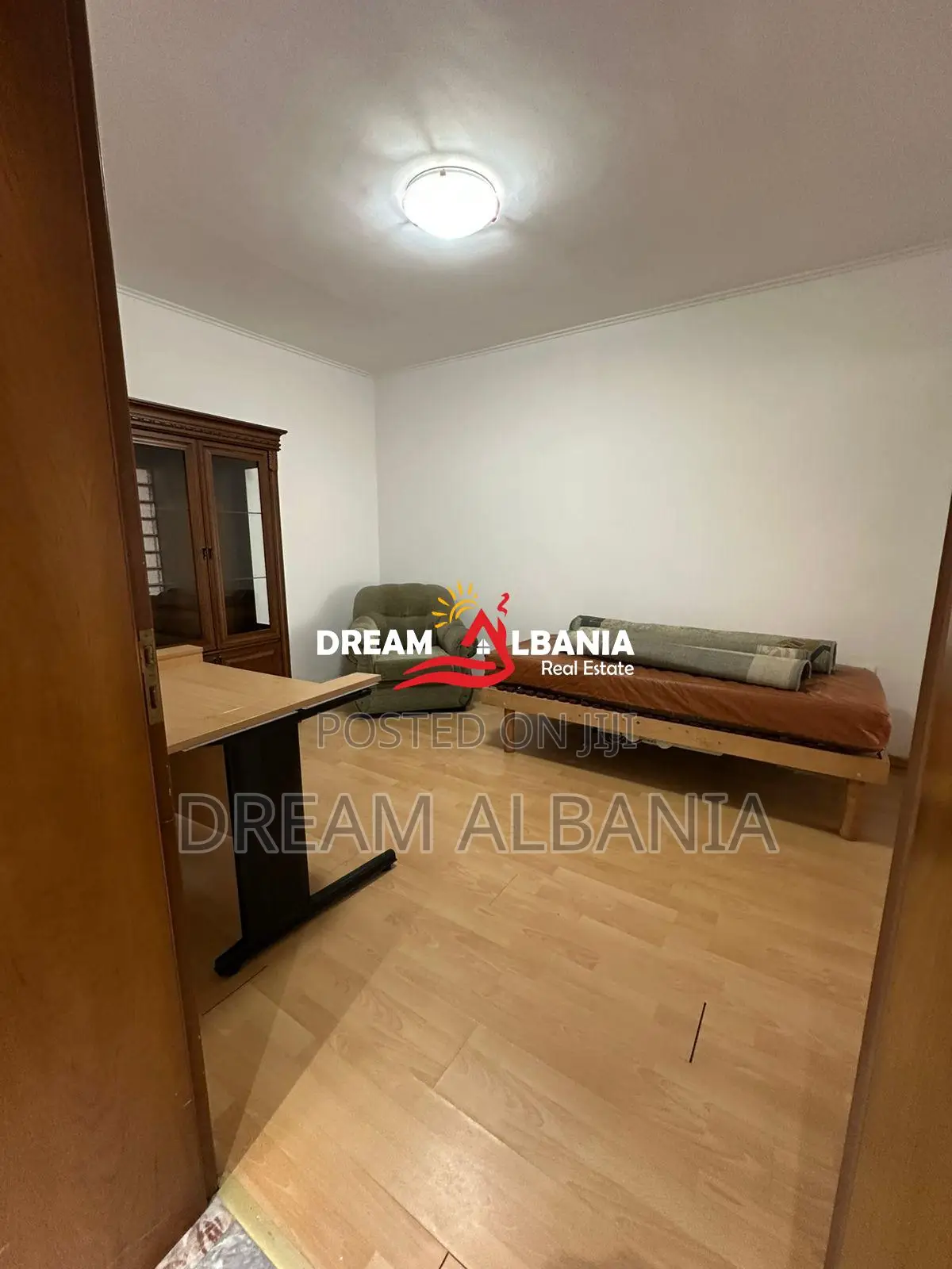 Zyre me qera prane Sheshit Wilson ne Tirane (ID 4261676 )