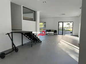 Ambjent zyre me qera tek Ambasada e Paqes ne Tirane (ID 42611187)