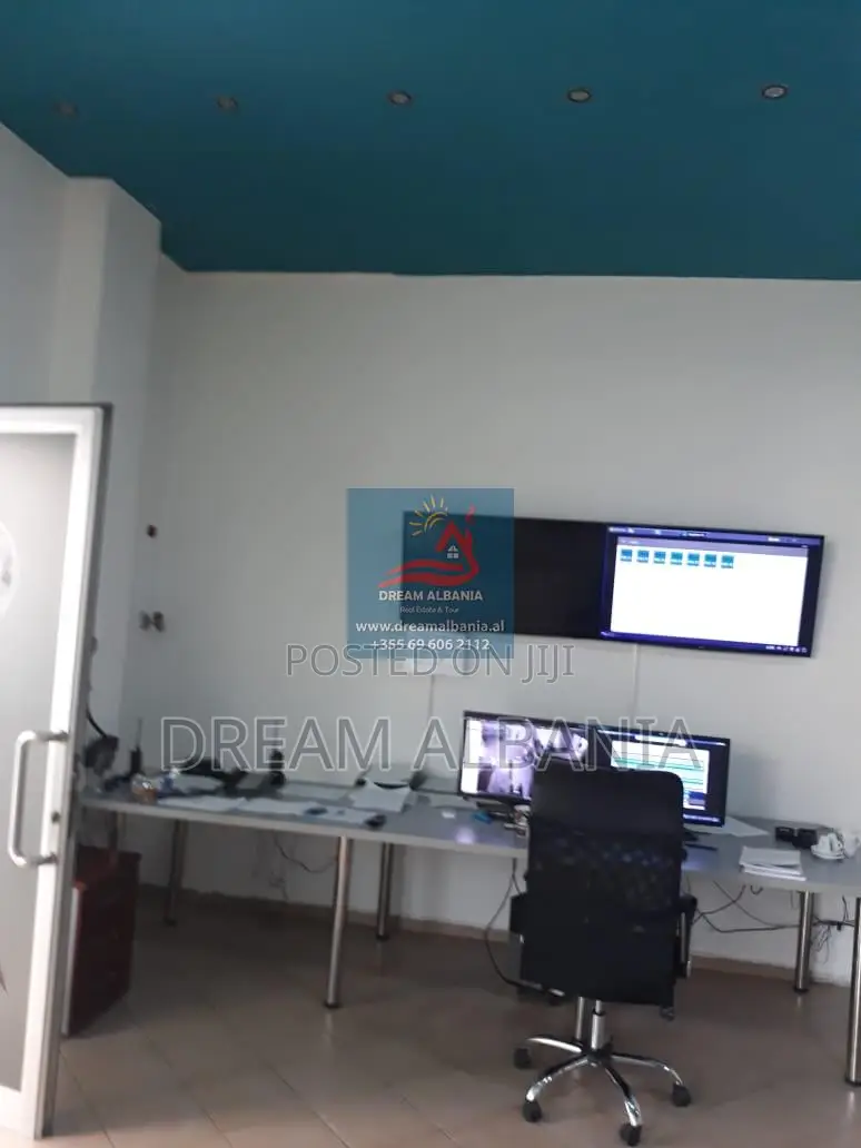 Dyqan per shitje te Bulevardi Zogu 1 ne Tirane (ID 4171077)