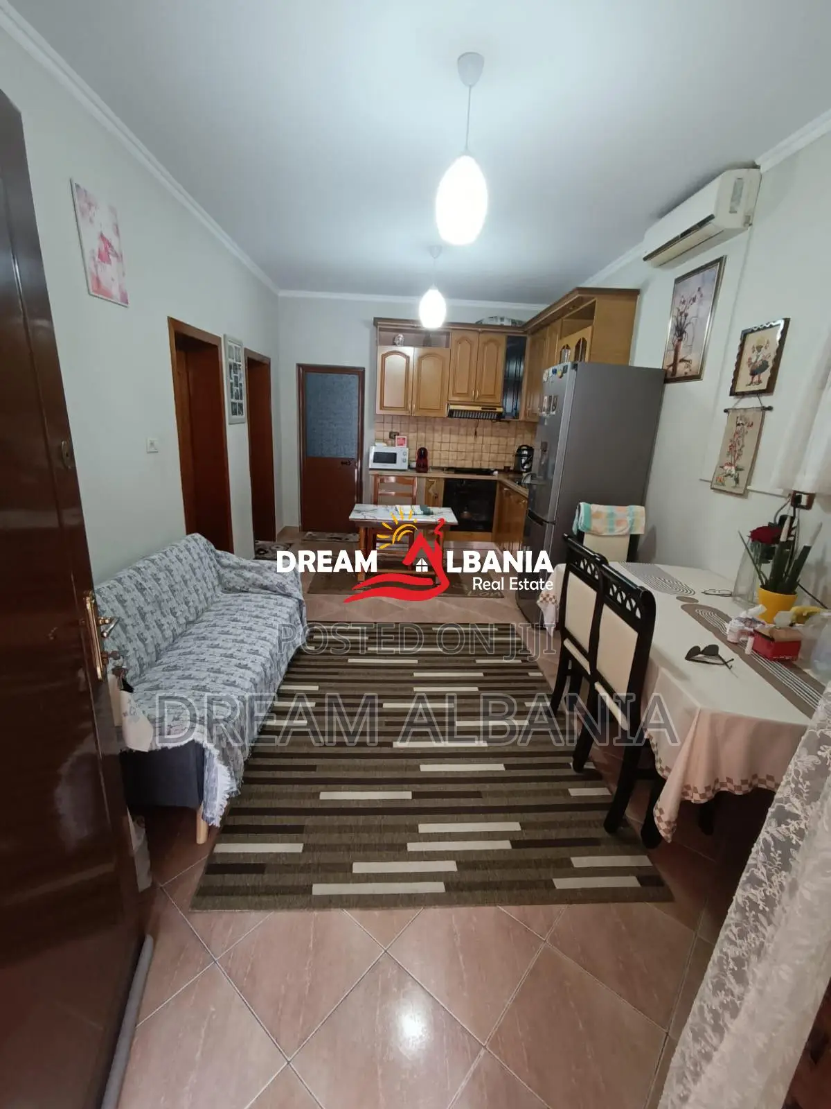 Shtepi Private ne shitje ne Rrugen “Jordan Misja” prane shinave te Tre