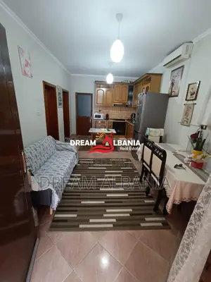 Shtepi Private ne shitje ne Rrugen “Jordan Misja” prane shinave te Tre