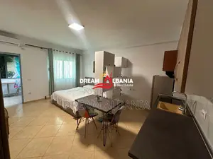 Shiten 2 garsoniere ne rrugen e Durrsit prane Bllokut te Ambasadave (I