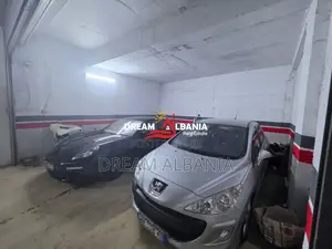 Shitet garazh, me 2 poste parkimi me qepen në Rrugën Mine Peza prane P