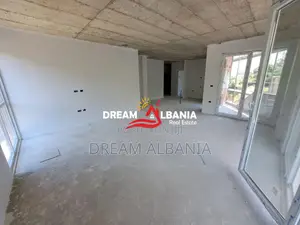 Dubleks 3+1 ne shitje tek liqeni I thate prane Radisson Hotel ne Tiran