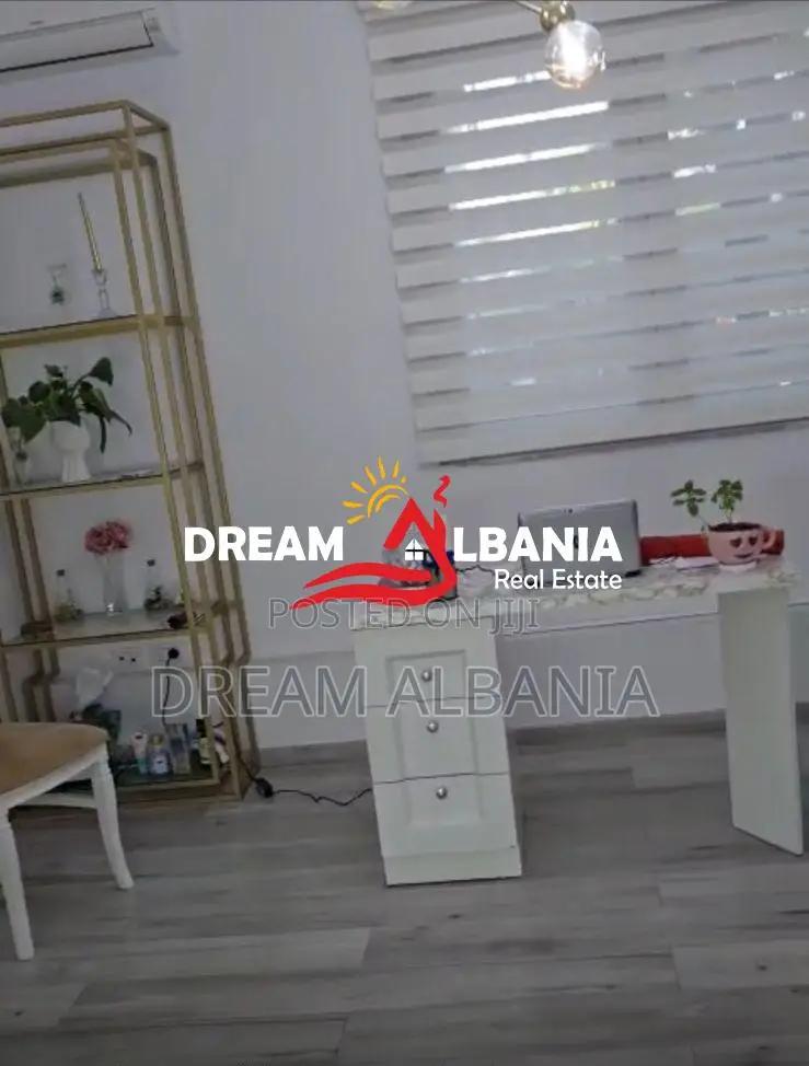 Zyre me qera ne zonen e Myslym Shyrit prane Albtelecomit ne Tirane (ID