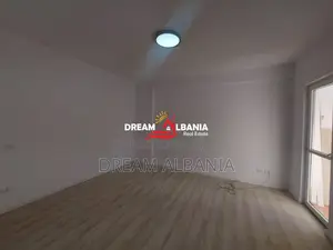 Ambjent 2+1+2 me qera tek Ish Ekspozita prane Gjykates, Tirane (ID 422