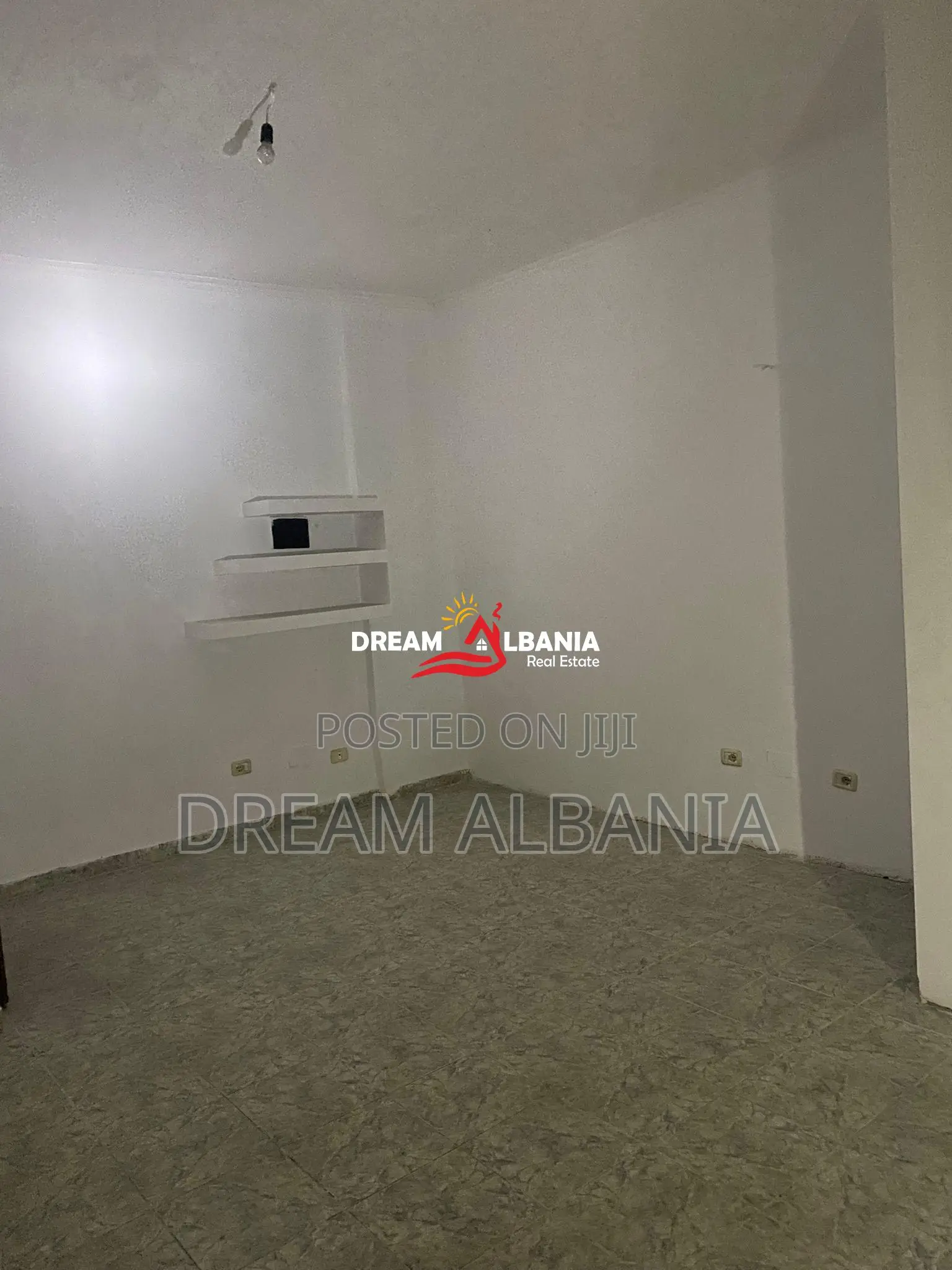 Dyqan/Zyre/Garsonjere per shitje ne zonen e Laprakes tek Rruga Dritan 