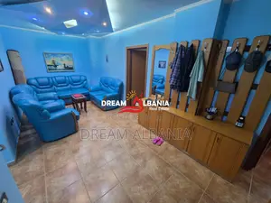 Shitet apartament 2+1+2 ne zonen e Bllokut prane Pallateve Agimi (ID 4