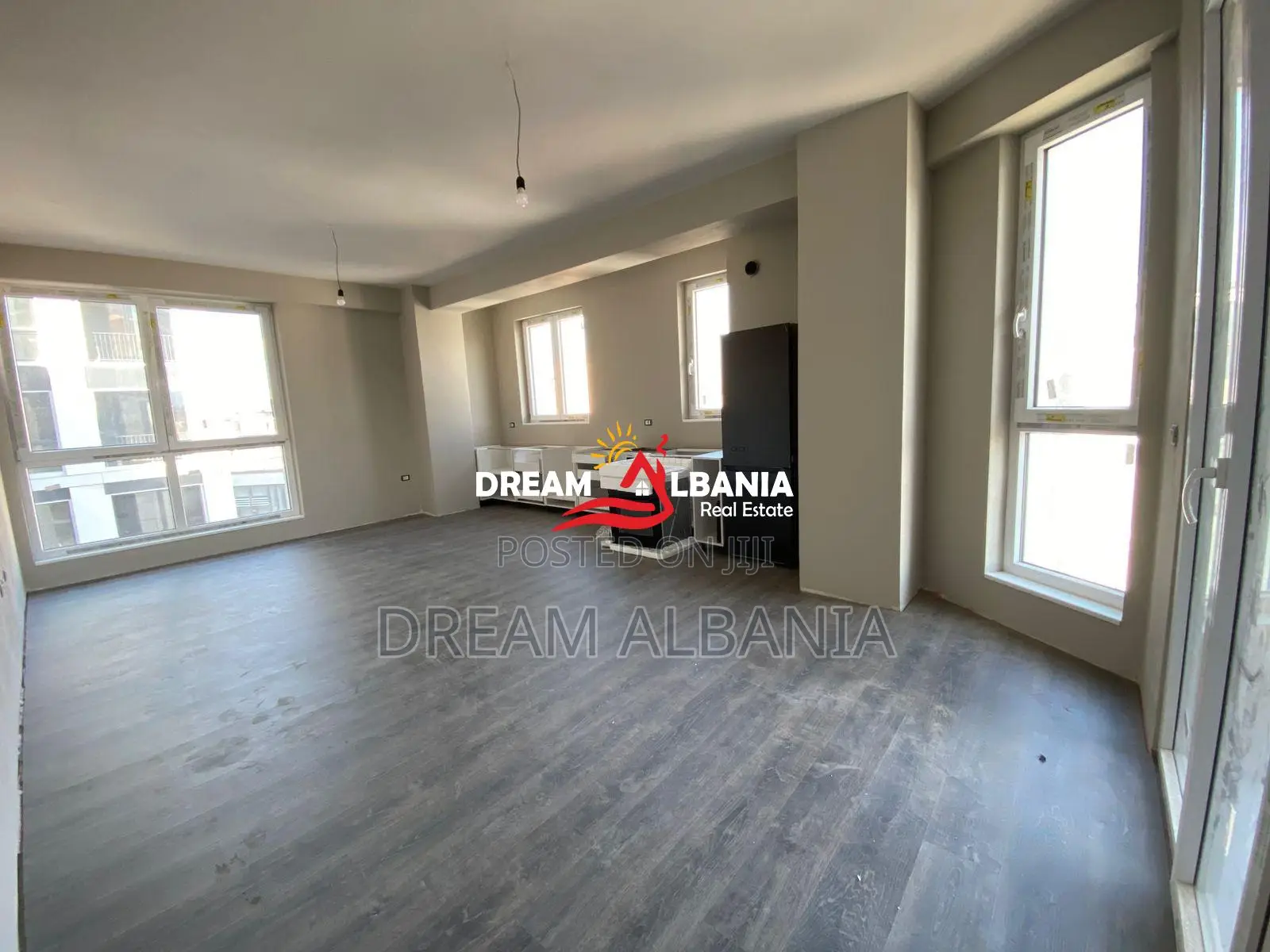 Apartament 3+1+2 Ne Shitje Tek Komuna e Parisit, Tirane (ID 41212241)
