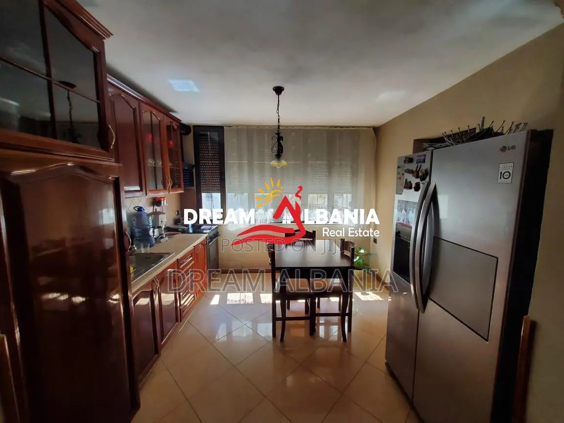 Shitet Apartament 3+1+2WC tek 21 Dhjetori, Prane Kryqezimit (ID 413919