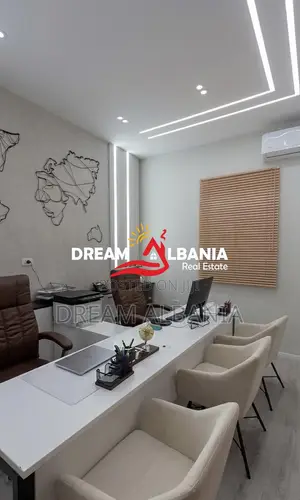 Jepet Me Qera Ambient Biznesi Buze Rruge tek Komuna e Parisit(ID 42711