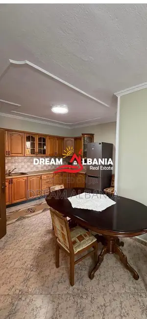 Jepet apartament 2+1+2+2 ballkone, me qera tek Myslym Shyri prane rrug