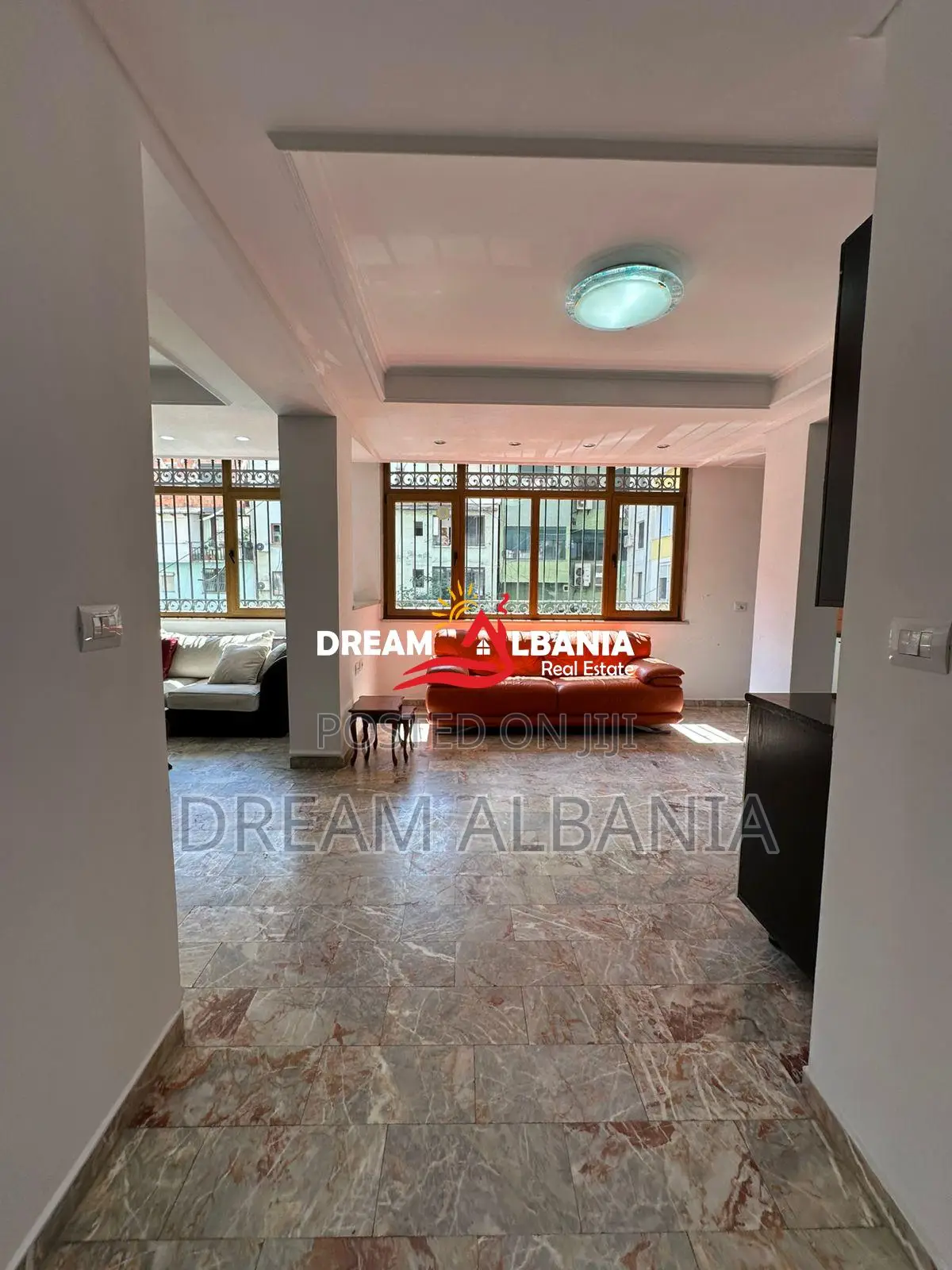 Zyre me qera prane Sheshit Wilson ne Tirane (ID 4261676 )
