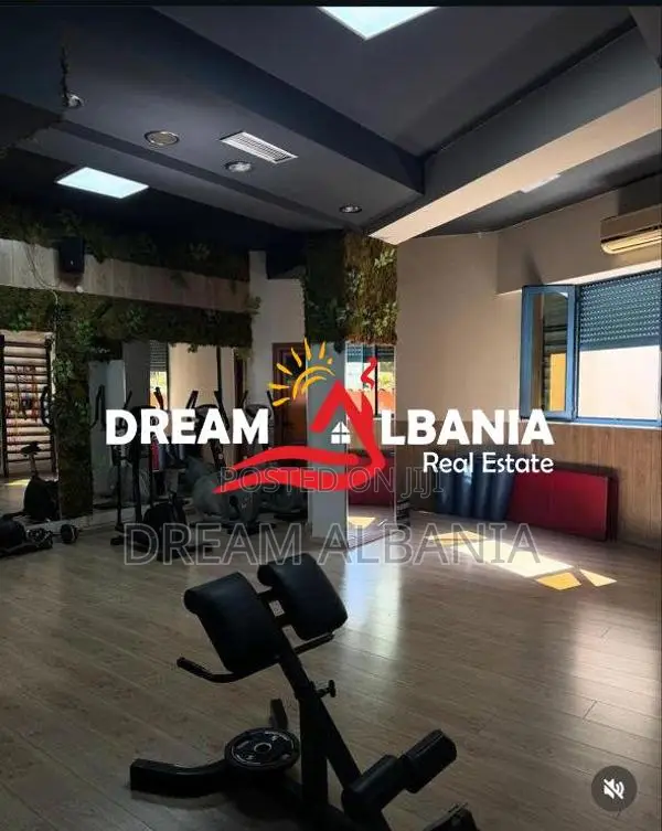 Shitet ambjent biznesi tek Rruga Elbasanit prane ish 7 Xhuxhave, Tiran