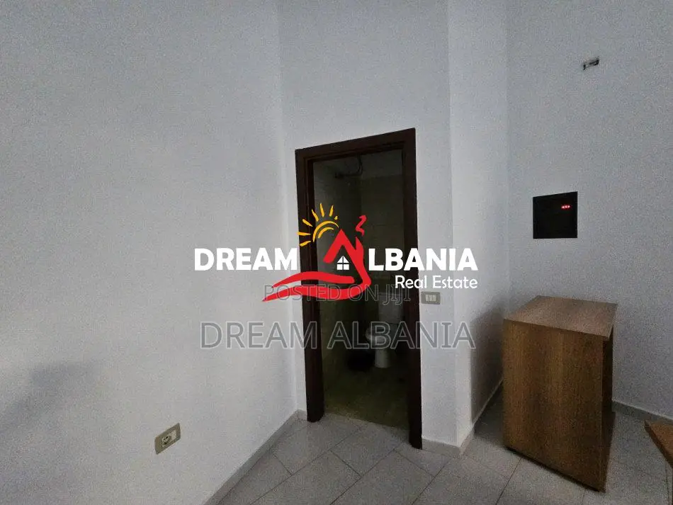 Ambient biznesi per shitje prane rruges Mine Peza (ID 4171564)