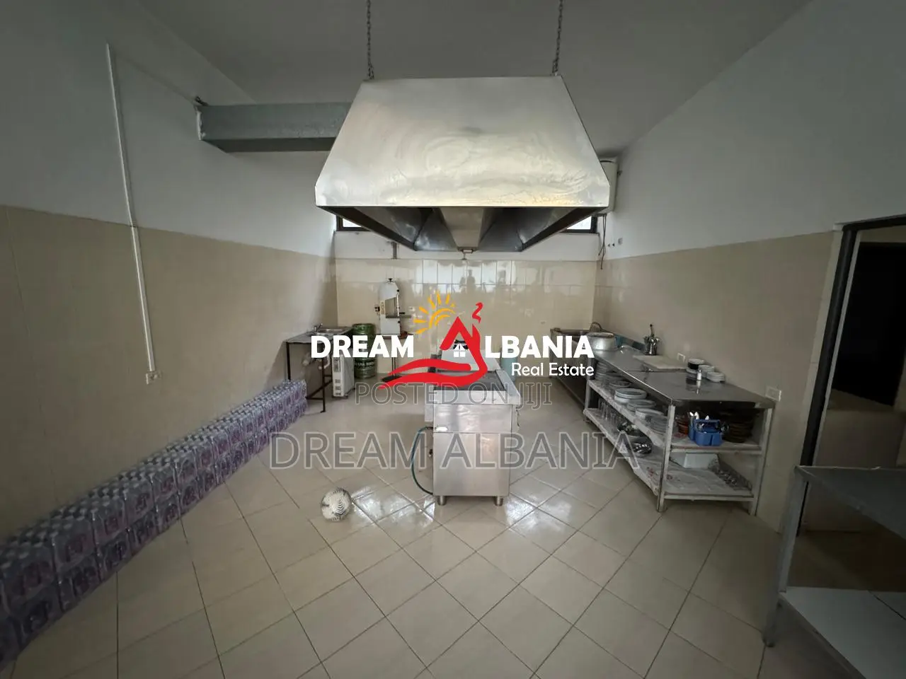 Jepet lokal me qera ne hyrje Freskut, ne Tirane (ID 42711053 )