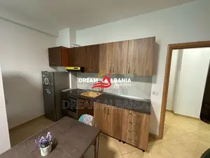 Shiten 2 garsoniere ne rrugen e Durrsit prane Bllokut te Ambasadave (I