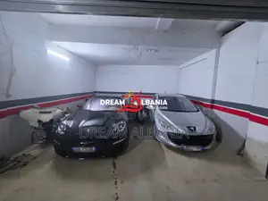 Shitet garazh, me 2 poste parkimi me qepen në Rrugën Mine Peza prane P