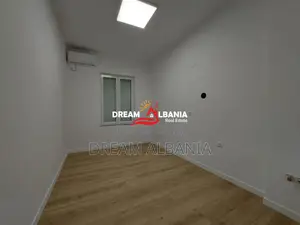 Jepet me qera ambient zyre 3+1 tek Shallvaret, prane Gjykates se Larte